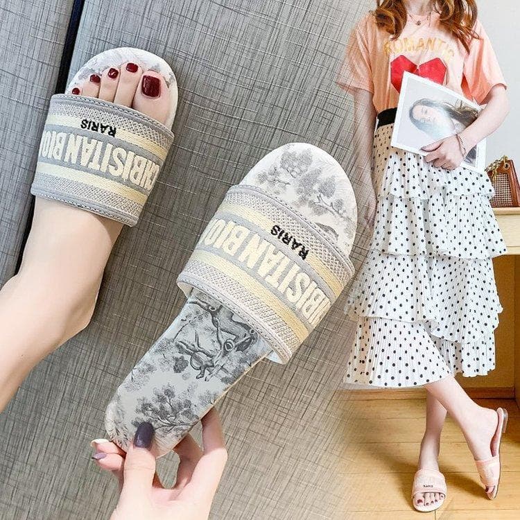 Flat-bottomed sandals for women in summer wear new Xiaoxiangfeng embroidered letter slippers beach vacation one-word slippers cm black