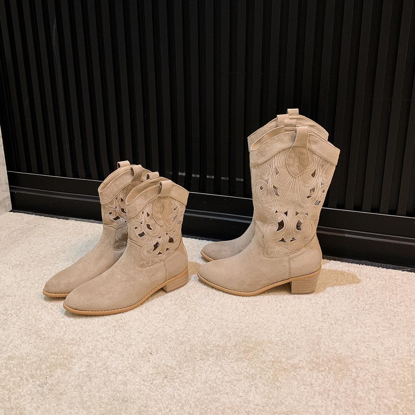 Cowhide version, Spice Girl pointed head hollow embroidery medium tube thick heel western boots women's leather short boots 2025 autumn and winter new